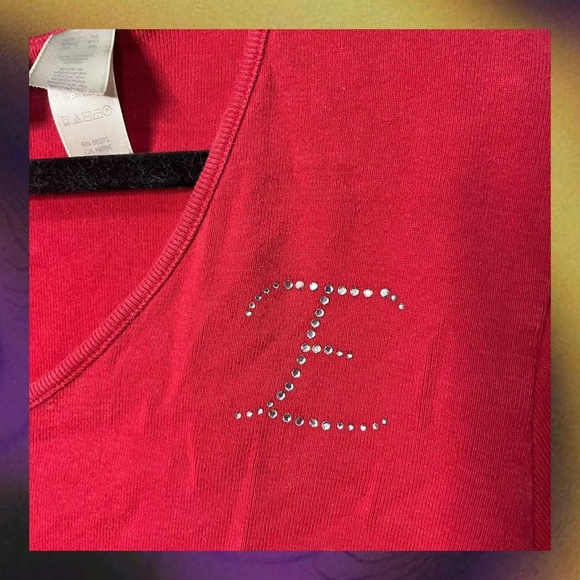 Red 3/4 sleeve shirt with rhinestone “E” logo. Vneck style   XL - Picture 2 of 5